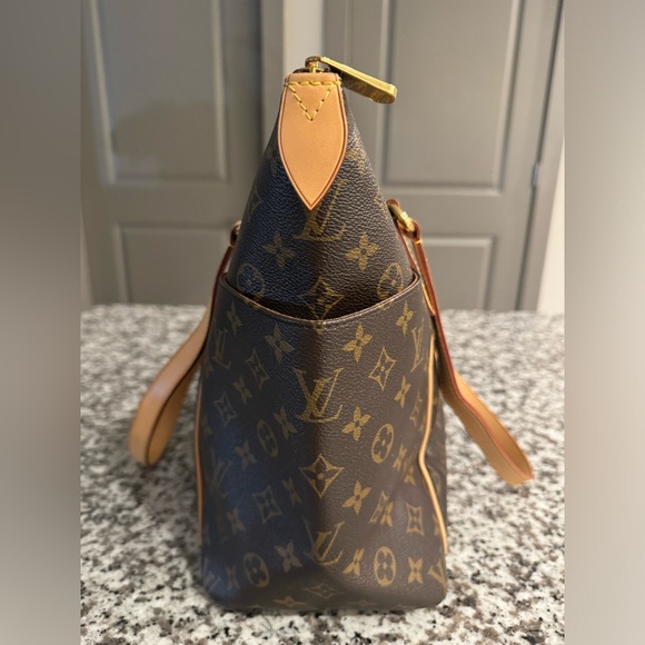 Louis Vuitton Totally MM - Zip Closure Tote - Picture 3 of 16